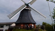 Peter Stoltenberg und Pitt Dorn steheh vor der Windmühle Krokau. © NDR Foto: Andrea Ring