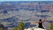 Moira sitzt am Rande des Grand Canyon © Nervling Foto: Nervling
