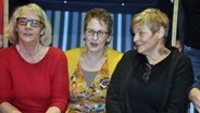 Drei Frauen sitzen in einem Strandkorb. © NDR Foto: Peter Batelt