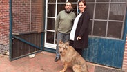 Eika und Markus Hamann aus Neuendeich stehen mit ihrem Hund Oskar vor ihrem Haus. © NDR Foto: Tobias Senff