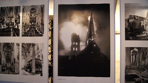 Eine Ausstellung von Fotos der zerstörten Kiche © NDR Foto: Annkathrin Seeger