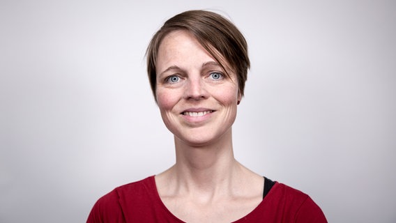 NDR Schleswig-Holstein Reporterin Anne Passow lächelt in die Kamera. © NDR Foto: Janis Röhlig
