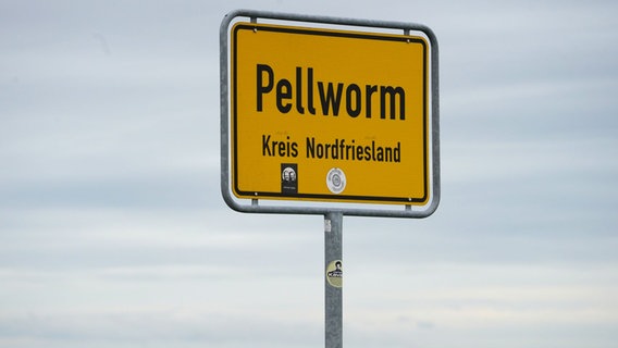Zu sehen ist ein gelbes Ortsschild mit der Aufschrift Pellworm, Kreis Nordfriesland. © picture alliance/dpa | Marcus Brandt Foto: Marcus Brandt