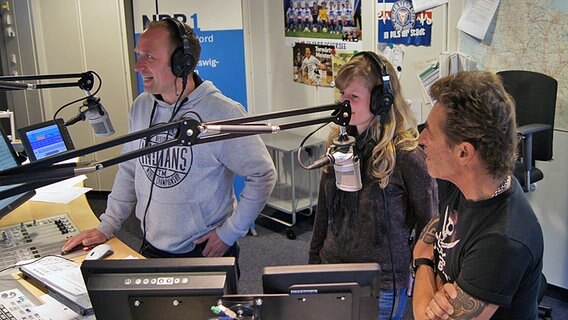 Peter Maffay (r.) zu Gast im Studio der NDR 1 Welle Nord bei Jan Bastick (l.) und Julia Torn (m.). © NDR Foto: Rafael Czajkowski