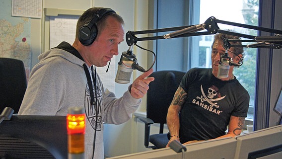 Peter Maffay (r.) zu Gast im Studio der NDR 1 Welle Nord bei Jan Bastick (l.). © NDR Foto: Rafael Czajkowski