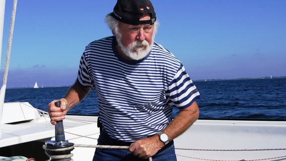 Burghard Pieske beim Segeln auf seinem Boot vor Heiligenhafen © NDR Foto: Julian Marxen
