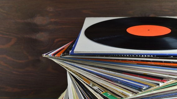 Plattenstapel mit alten Vinylschallplatten © photocase Foto: rosabrille
