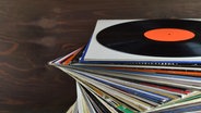 Plattenstapel mit alten Vinylschallplatten © photocase Foto: rosabrille