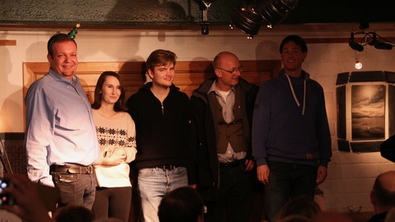 Die sechs Teilnehmer des Poetryslam. © NDR Foto: Lornz Lorenzen