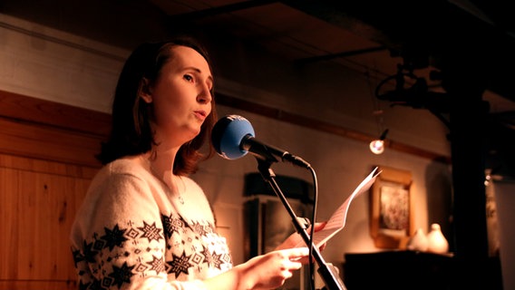 Selina Seemann steht auf der Bühne vor einem Mikrofon. © NDR Foto: Lornz Lorenzen
