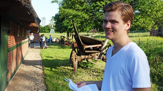 Poetry Slammer Helge Albrecht steht vor der Winkelscheune in Molfsee. © NDR Foto: Lornz Lorenzen