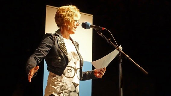 Poetry Slammerin Bärbel Wolfmeier steht beim Poetry Slam op Platt auf der Bühne in der Winkelscheune Molfsee. © NDR Foto: Lornz Lorenzen