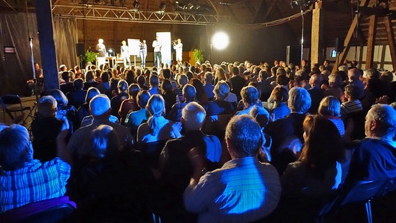 Viele Menschen sitzen im Publikum beim Poetry Slam op Platt in der Winkelscheune Molfsee. © NDR Foto: Lornz Lorenzen