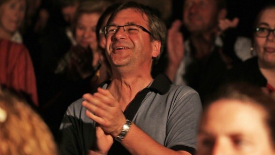 Ein Zuschauer applaudiert beim Poetry Slam op Platt in der Winkelscheune in Molfsee. © NDR Foto: Lornz Lorenzen