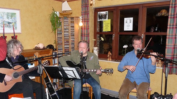 Das Wohnzimmer-Konzert mit Heinz Rudolf Kunze im Wohnzimmer von Thomas und Birgit Rentz in Itzehoe am Mittwoch, 10. März 2010 © NDR Foto: Karin Hauschildt