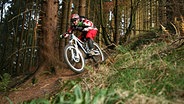 Jürgen Schlender aus Ahlefeldt-Bistensee auf seinem Mountainbike im Wald © Daniel Fahning Foto: Daniel Fahning