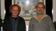 Gernot Schwarz (links) und Klaus Niendorf vor einem Bild.  Foto: Annegret Ströh