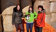 Laura Jane Hackbarth (Mitte) mit Schwester Marleen Hackbarth (links) und Mutter Iris Hackbarth. © NDR Foto: Janine Artist