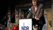 Schauspieler Manfred Bettinger trägt eine Geschichte vor © NDR Foto: Oke Jens