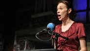 Schauspielerin Tina Landgraf  trägt eine Geschichte vor © NDR Foto: Oke Jens