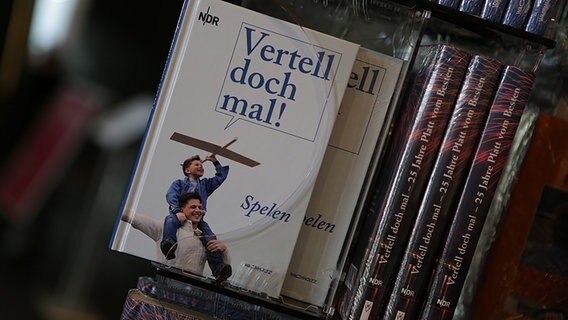 Das "Vertell doch mal" Buch 2014 im Bücherständer © NDR Foto: Oke Jens