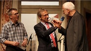 Manfred Bettinger, Ernst Christ und Bolko Bullerdiek stehen auf der Bühne und sprechen © NDR Foto: Oke Jens