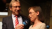 Ernst Christ spricht mit Heinke Hannig auf der Bühne © NDR Foto: Oke Jens