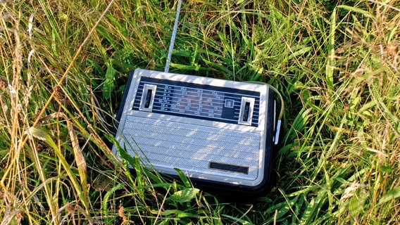Ein Radio liegt im Gras. © fotolia Foto: red