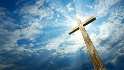 Ein Holzkreuz vor einem wolkigem Himmer. © fotolia Foto: vladischern