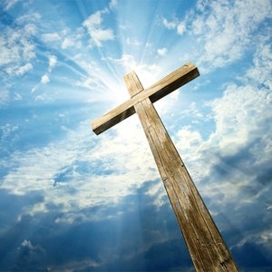 Ein Holzkreuz vor einem wolkigem Himmel. © fotolia Foto: vladischern
