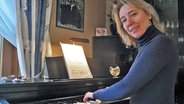 Valentina Rokotowa aus Albersdorf im Kreis Dithmarschen sitzt an einem Klavier © NDR Foto: Ina Lebedjew