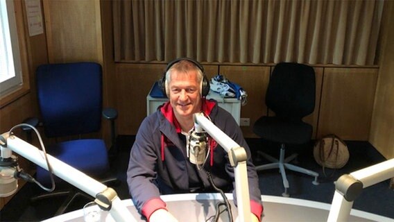 Dierk Schmäschke sitzt im Studio am Mikrofon. © NDR Foto: Rudolf Dautwiz