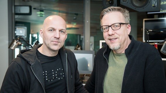 Fußball-Profi Stefan Schnoor steht im Hörfunkstudio neben Moderator Jan Malte Andresen. © NDR Foto: Janis Röhlig