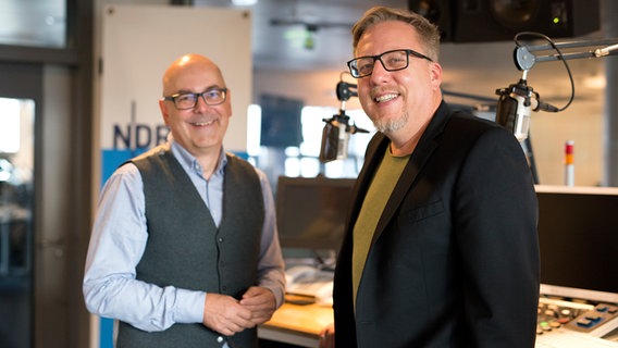Im Studio der NDR 1 Welle Nord stehen rechts Torsten Albig, Ministerpräsident des Landes Scheswig-Holstein a.D. und Jan Malte Andresen. © NDR Foto: Lisa Pandelaki