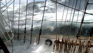 Auch das Segelschulschiff "Alexander von Humboldt" hatte bei Kap Hoorn, am 13. Januar 2006, bei Windstärke 11 erfolgreich den über zehn Meter hohen Wellen standgehalten. © picture-alliance(c) dpa - Report 