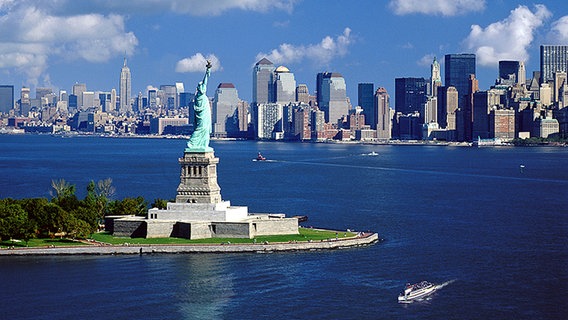 Skyline des New Yorker Stadtteils Manhattan mit Freiheitsstatue. © picture-alliance / Bildagentur Huber 