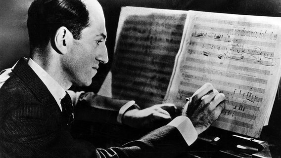George Gershwin am Flügel, 1936. © picture-alliance / akg-images 