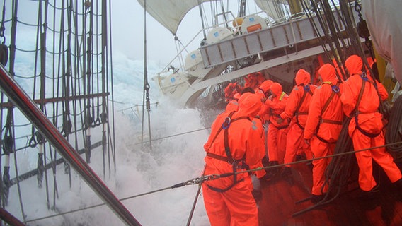 Auf der Passage über den Atlantik hat ein schwerer Sturm mit über zehn Meter hohen Wellen die "Gorch Fock" erwischt.  Foto: Jens Vollertsen