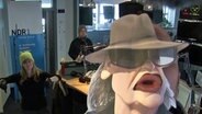 Jan Bastick mit Udo Lindenberg Maske © NDR Foto: Screenshot