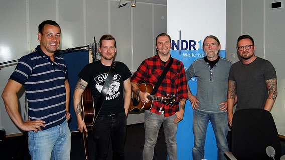 Die Band Aalkreih ist bei NDR 1 Welle Nord im Radiostudio. Die Band Aalkreih ist bei NDR 1 Welle Nord im Radiostudio. © NDR Foto: Lornz Lorenzen
