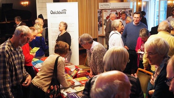 Viele Besucher stöbern auf der Plattdeutschen Buchmesse. © Niederdeutsche Bibliothek Foto: Ulrike Möller