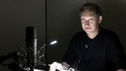 Peter Heinrich Brix spricht im Studio Hamburg in ein Mikrofon. © NDR Foto: Gerrit Hoss