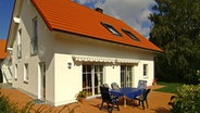 Einfamilienhaus mit Terrasse © picture-alliance/chromorange 