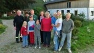 Familie Nissen posiert vor dem eigenen Hof in der Gemeinde Dollrottfeld bei Süderbrarup © NDR Foto: Peer-Axel Kroeske