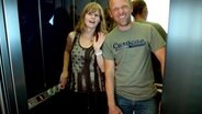 Die Moderatoren Julia Torn und Jan Bastick stehen lächelnd in einem Fahrstuhl. © NDR 