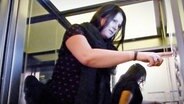 Der Moderatorin Birte Steuer steht in einem Fahrstuhl. © NDR 