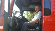 Detlef Karstens aus Frestedt sitzt in seinem LKW © NDR Foto: Peter Bartelt