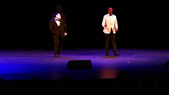 Klappmaulpuppe Werner Momsen und  Yared Dibaba moderieren im Kieler Opernhaus eine plattdeutsche Gala. © NDR Foto: Lornz Lorenzen