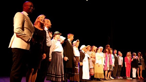 Auf der Bühne des Opernhaus Kiel stehen die Künstler, Musiker und Moderatoren De grooten Plattdüütsch Gala. © NDR Foto: Lornz Lorenzen