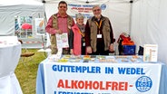 Drei Engagierte stehen an einem Stand der Guttempler-Gemeinschaft. © Bernhard Koch Foto: Bernhard Koch